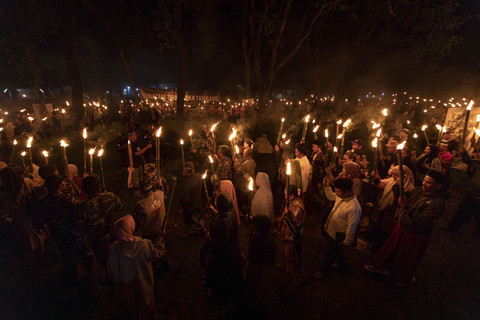 Warga membawa obor berjalan membentuk lingkaran saat tradisi Lamporan Jaringan Masyarakat Peduli Pegunungan Kendeng (JM-PPK) bertajuk Nyawiji Bumi di lereng Pegunungan Kendeng, Desa Gadudero, Kabupaten Pati, Jawa Tengah, Senin (22/4/2025). Foto: Aji Styawan/ANTARA FOTO
