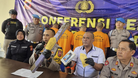 Polisi gelar konferensi pers kasus penganiayaan terhadap OS di Bandung. Foto: Robby Bouceu/kumparan