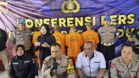 Polisi gelar konferensi pers kasus penganiayaan terhadap OS di Bandung. Foto: Robby Bouceu/kumparan