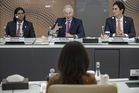 Pendiri Tony Blair Institute, Tony Blair (kiri) didampingi Direktur Regional Asia Tenggara Tony Blair Institute Damian Hickey (kanan) dan Direktur Pelaksana Tony Blair Institute Jalil Rasheed (kiri) berbicara dengan Menkomdigi Meutya Hafid di Jakarta Foto: Fauzan/ANTARA FOTO