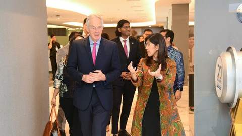 Mantan Perdana Menteri Inggris Tony Blair menemui Menkomdigi Meutya Hafid di Jakarta, Senin (21/4). Foto: Komdigi