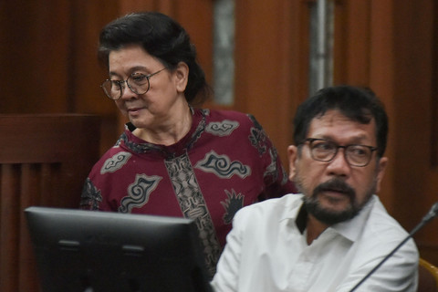 Terdakwa kasus dugaan suap vonis bebas Gregorius Ronald Tannur, Lisa Rachmat (kiri) bersama mantan pejabat Mahkamah Agung (MA) Zarof Ricar (kanan) mengikuti sidang lanjutan di Pengadilan Tipikor, Jakarta Pusat, Senin (21/4/2025). Foto: Fakhri Hermansyah/ANTARA FOTO