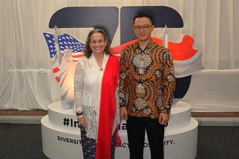 Duta Besar AS untuk Indonesia Kamala Shirin Lakhdhir bersama Menlu Sugiono. Foto: Kedubes AS