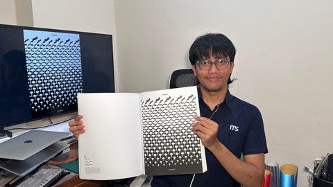 Dosen Departemen Desain Komunikasi Visual (DKV) Institut Teknologi Sepuluh Nopember (ITS) Naufan Noordyanto SSn MSn mengenalkan budaya Madura melalui karya posternya ke kancah internasional, di antaranya di Korea Selatan dan China. Foto: Humas ITS