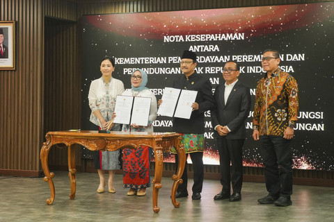 Menteri Sosial Saifullah Yusuf (Gus Ipul) dan Menteri Pemberdayaan Perempuan dan Perlindungan Anak (PPPA) Arifah Fauzi menandatangani MoU terkait sinergi pemberdayaan perempuan dan perlindungan anak, Senin (21/4/2025). Foto: Dok. Kemensos