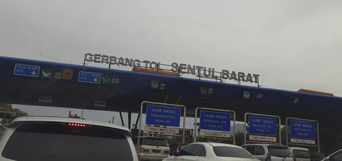 Gerbang Sentul Barat. Foto: Eva Hidayah/Shutterstock