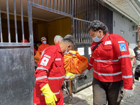 Proses evakuasi jenazah mahasiswa S2 UGM yang ditemukan meninggal di kamar kos, Selasa (22/4). Foto: Resti Damayanti/Pandangan Jogja