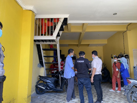 Proses evakuasi jenazah mahasiswa S2 UGM yang ditemukan meninggal di kamar kos, Selasa (22/4). Foto: Resti Damayanti/Pandangan Jogja