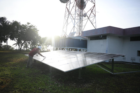 Pemasangan panel surya sebagai energi untuk Base Transceiver Station (BTS). Foto: Dok. Telkom