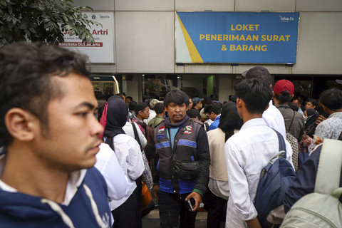 Warga menunggu panggilan untuk menyerahkan surat lamaran sebagai petugas Penanganan Prasarana dan Sarana Umum (PPSU) di Loket Penerimaan Surat dan Barang, Balai Kota DKI Jakarta, Selasa (22/4/2025). Foto: Iqbal Firdaus/kumparan