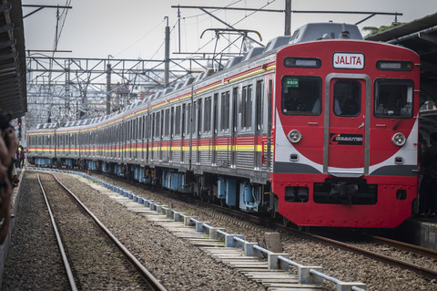 Rangkaian kereta rel listrik (KRL) livery JALITA memasuki peron saat perayaan 100 tahun operasional KRL di Stasiun Jakarta Kota,  Jakarta, Selasa (22/4/2025).  Foto: Bayu Pratama S/ANTARA FOTO