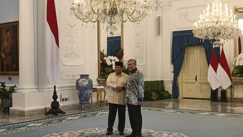 Presiden Republik Indonesia Prabowo Subianto menyambut kedatangan Wakil Perdana Menteri Malaysia Dato Seri Dr. Ahmad Zahid bin Hamidi di Istana Merdeka, Jakarta Pusat, Selasa (22/4/2025). Foto: Zamachsyari/kumparan