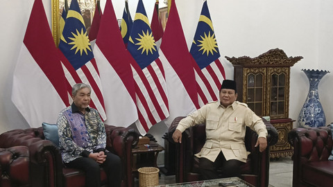 Presiden Republik Indonesia Prabowo Subianto menyambut kedatangan Wakil Perdana Menteri Malaysia Dato Seri Dr. Ahmad Zahid bin Hamidi di Istana Merdeka, Jakarta Pusat, Selasa (22/4/2025). Foto: Zamachsyari/kumparan