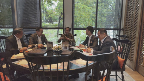 Presiden ke-7 Joko Widodo berbincang dengan kuasa hukumnya saat melakukan pertemuan di Restoran Seribu Rasa, Menteng, Jakarta, Selasa (22/4/2025).  Foto: Luthfi Humam/kumparan