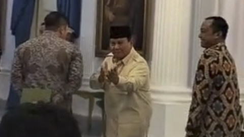 Presiden Republik Indonesia Prabowo Subianto menunjukkan jogetan silat usai bertemu dengan Wakil PM Malaysia Dato' Seri Dr. Ahmad Zahid bin Hamidi di Istana Merdeka, Jakarta Pusat, Selasa (22/4/2025). Foto: Zamachsyari/kumparan