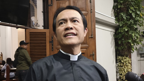 Vikaris Jenderal Keuskupan Bandung Pastor Wahyu Tri Wibowo, ditemui di Katedral Santo Petrus Bandung, Selasa (22/4/2025). Foto: Robby Bouceu/kumparan