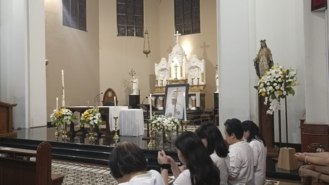 Umat Katolik melaksanakan ibadah rosario di Katedral Santo Petrus, Jawa Barat, Selasa (22/4/2025). Foto: Robby Bouceu/kumparan