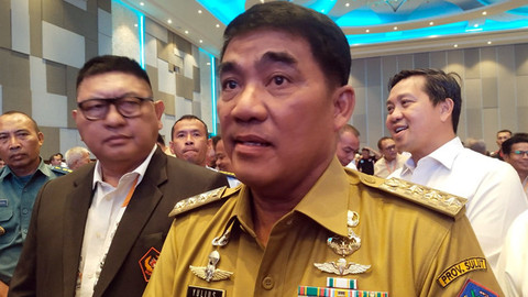 Gubernur Sulawesi Utara, Yulius Selvanus.