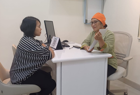 Waryani (kanan) saat menjalankan tugasnya sebagai bidan di salah satu rumah sakit dakidi Surabaya. Foto: Dok. pribadi