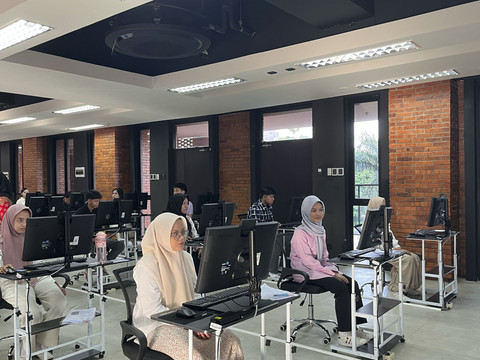 Suasana pelaksanaan Ujian Tulis Berbasis Komputer (UTBK) untuk masuk perguruan tinggi di Universitas Indonesia, Depok, Jawa Barat, Rabu (23/4/2025). Foto: Alya Zahra/kumparan 