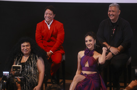 Artis Anya Geraldine bersama pemain lainya Wika Salin, Dwi Sasono, Calvin Jeremy  Putri Patricia saat konferensi pers film Mendadak Dangdut di Epicentrum, Jakarta, Selasa, (22/04/2025). Foto: Dok. Agus Apriyanto
