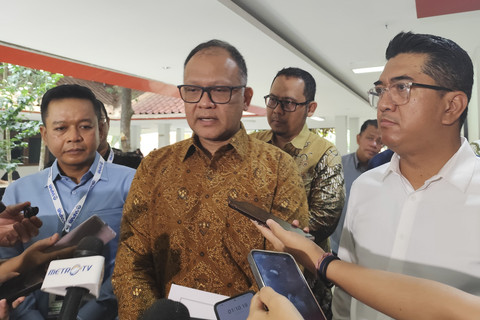 Wakil Ketua I SNPMB (Seleksi Nasional Penerimaan Mahasiswa Baru) Muryanto Amin (kiri) , Dirjen Kemendiktisaintek Khairul Munadi (tengah), Rektor UI Heri Hermansyah (kanan) di Fakultas Hukum, UI, Depok, Jawa Barat, Rabu (23/4/2025). Foto: Alya Zahra/kumparan 
