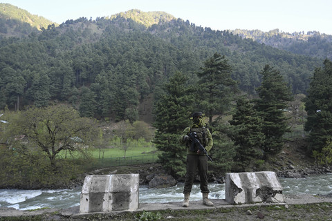 Seorang prajurit paramiliter India berjaga di Pahalgam, sebelah selatan Srinagar, India, Rabu (23/4/2025). Foto: TAUSEEF MUSTAFA/AFP