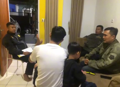 Saat polisi mendatangi rumah Dinar. Dok: Polres Cimahi.