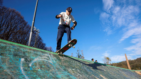 Pemain skateboard Juanjo Albizu, 88 tahun, bersiap untuk meluncur di arena Etxebarria Skatepark di Bilbao, Spanyol, 16 Desember 2024. Foto: REUTERS/Vincent West