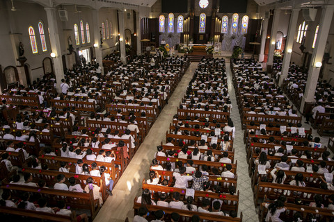 Siswa SD Pangudi Luhur mengikuti Misa khusus untuk mendoakan mendiang Paus Fransiskus di Gereja Katolik Santo Antonius Purbayan, Solo, Jawa Tengah, Rabu (23/4/2025). Foto: Mohammad Ayudha/ANTARA FOTO
