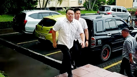 Anggota DPR RI, Rio Dondokambey, saat berada di markas Polda Sulawesi Utara, Rabu (23/4).