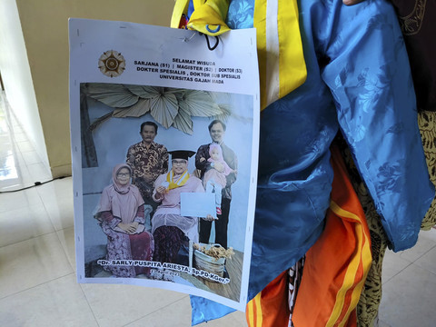 Budi Prasojo mengenakan kostum Ledhek Gogik saat menghadiri wisuda mantunya, Dr Sarly Puspita Ariesta Sp.PD-KGer, di UGM, Rabu (23/4/2025). Foto: Arfiansyah Panji Purnandaru/kumparan