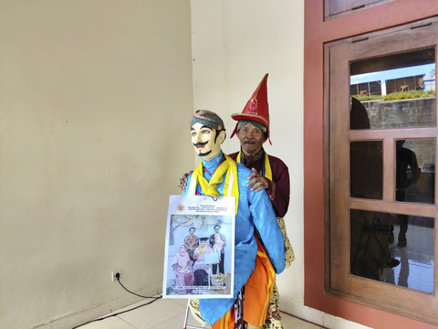 Budi Prasojo mengenakan kostum Ledhek Gogik saat menghadiri wisuda mantunya, Dr Sarly Puspita Ariesta Sp.PD-KGer, di UGM, Rabu (23/4/2025). Foto: Arfiansyah Panji Purnandaru/kumparan
