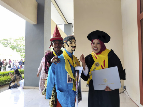 Budi Prasojo mengenakan kostum Ledhek Gogik saat menghadiri wisuda mantunya, Dr Sarly Puspita Ariesta Sp.PD-KGer, di UGM, Rabu (23/4/2025). Foto: Arfiansyah Panji Purnandaru/kumparan