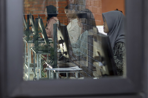 Peserta mengikuti Ujian Tulis Berbasis Komputer- Seleksi Nasional Berbasis Tes (UTBK-SNBT) di gedung Fakultas Hukum, Universitas Indonesia, Depok, Jawa Barat, Rabu (23/4/2025). Foto: Yulius Satria Wijaya/ANTARA FOTO