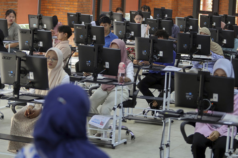 Peserta mengikuti Ujian Tulis Berbasis Komputer- Seleksi Nasional Berbasis Tes (UTBK-SNBT) di gedung Fakultas Hukum, Universitas Indonesia, Depok, Jawa Barat, Rabu (23/4/2025). Foto: Yulius Satria Wijaya/ANTARA FOTO