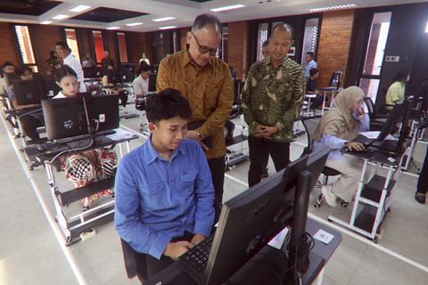 Direktur Jendral Pendidikan Tinggi, Kemendiktisaintek Khairul Munadi  (kiri) meninjau pelaksanaan Ujian Tulis Berbasis Komputer- Seleksi Nasional Berbasis Tes (UTBK-SNBT) di Universitas Indonesia, Depok, Jawa Barat, Rabu (23/4/2025). Foto: Yulius Satria Wijaya/ANTARA FOTO