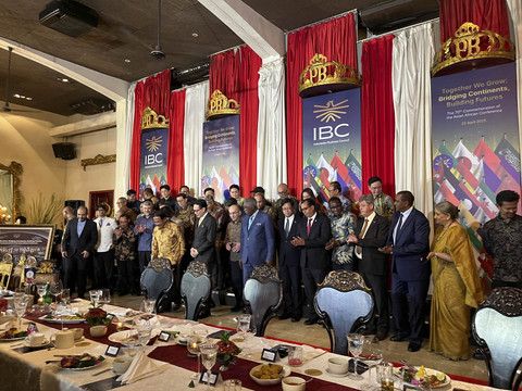 Refleksi 70 tahun Konferensi Asia-Afrika di Tugu Kunstring Jakarta Pusat, Selasa (22/4/2025). Foto: Tiara Hasna/kumparan