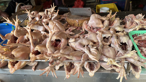 Suasana kios daging ayam di Pasar Rumput, Jakarta Selatan, Rabu (23/4/2025). Foto: Fariza Rizky Ananda/kumparan