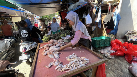 Suasana kios daging ayam di Pasar Kwitang, Jakarta Pusat, Rabu (23/4/2025). Foto: Fariza Rizky Ananda/kumparan