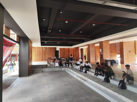 Suasana peserta UTBK yang menunggu waktu ujian, di Fakultas Hukum, Universitas Indonesia (UI), Depok, Jawa Barat, Rabu (23/4/2025). Foto: Alya Zahra/kumparan 