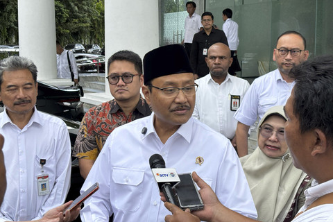 Menteri Sosial (Mensos) Saifullah Yusuf atau Gus Ipul di Kompleks Taman Makam Pahlawan, Kalibata, Jakarta Selatan pada Rabu (23/4/2025). Foto: Abid Raihan/kumparan