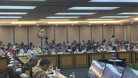 Komisi XIII DPR RI rapat bersama eks karyawan Oriental Circus Indonesia (OCI) dan Komnas HAM, Rabu (23/4/2025). Foto: Haya Syahira/kumparan