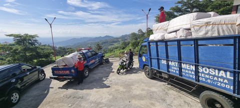 Kemensos mengirimkan bantuan bagi warga terdampak bencana tanah bergerak di Brebes, Selasa (22/4/2025). Foto: Dok. Kemensos