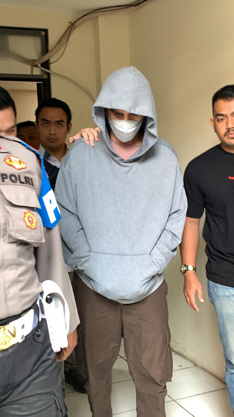 Aktor Fachri Albar (jaket abu) menjalani tes kesehatan di Polres Metro Jakarta Barat usai ditangkap atas kasus narkoba, Rabu (23/4). Foto: Vincentius Mario/kumparan