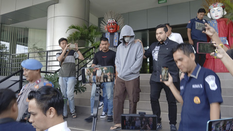 Aktor Fachri Albar (jaket abu) menjalani tes kesehatan di Polres Metro Jakarta Barat usai ditangkap atas kasus narkoba, Rabu (23/4/2025). Foto: Vincentius Mario/kumparan