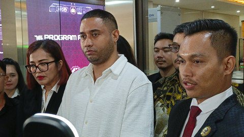 Musisi Rayen Pono didampingi kuasa hukumnya usai melaporkan Ahmad Dhani ke Bareskrim Mabes Polri. Foto: Aprilandika Pratama/kumparan