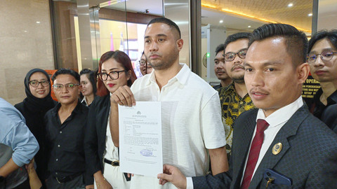 Musisi Rayen Pono didampingi kuasa hukumnya usai melaporkan Ahmad Dhani ke Bareskrim Mabes Polri. Foto: Aprilandika Pratama/kumparan