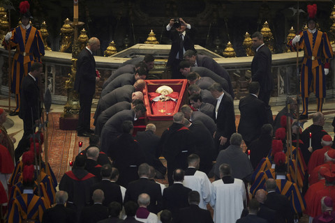 Jenazah Paus Fransiskus ditempatkan di Basilika Santo Petrus di Vatikan, Rabu (23/4/2025). Foto: Andrew Medichini/Pool via REUTERS