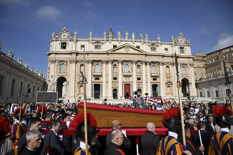Jenazah Paus Fransiskus dibawa dalam peti jenazah ke Basilika Santo Petrus, pada hari pemindahannya, di Vatikan, Rabu (23/4/2025). Foto: Dylan Martinez/REUTERS